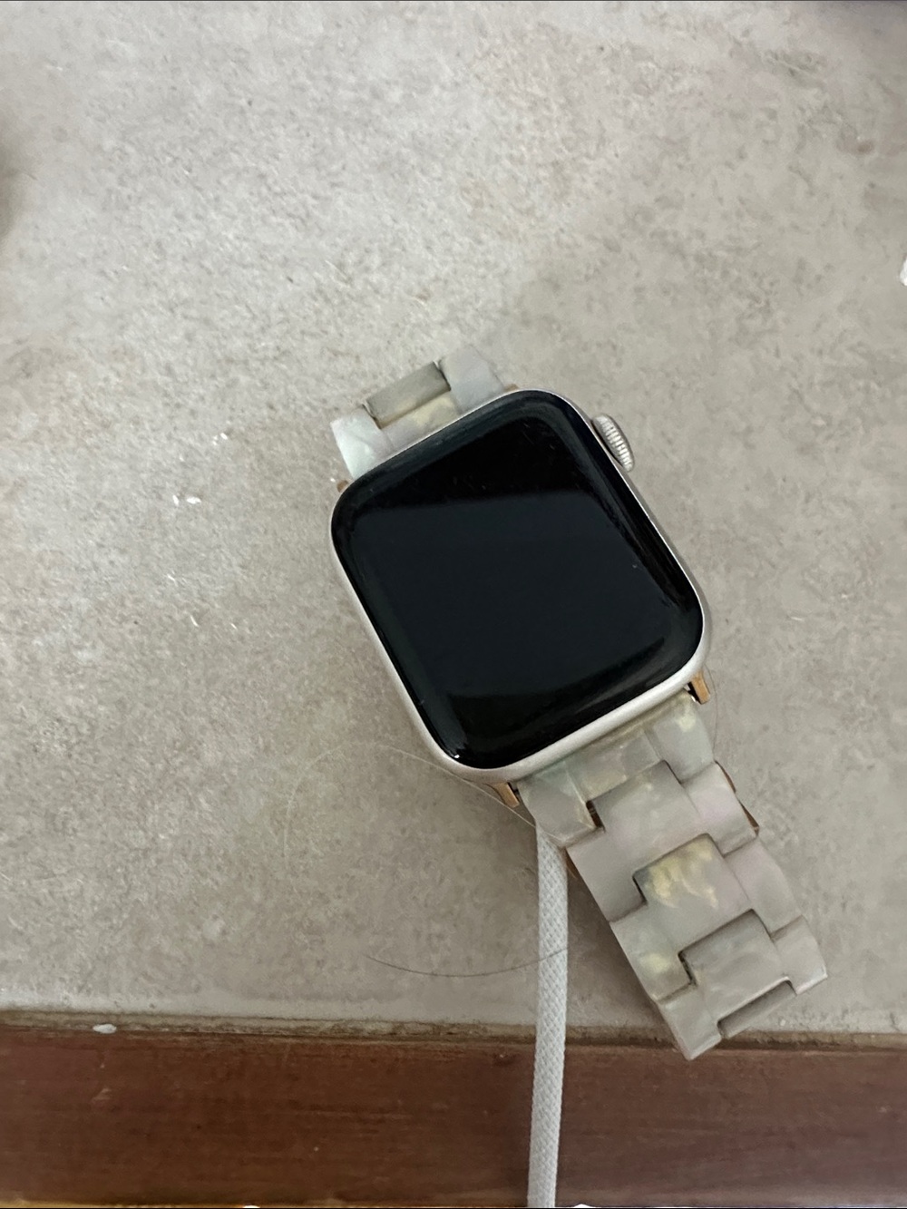 Apple Watch SE 40 mm with Pearl White Link Band